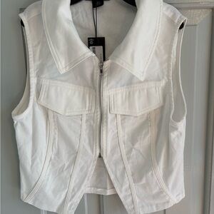 NWT PrettyLittleThing White Zip-Up Crop Top size 4